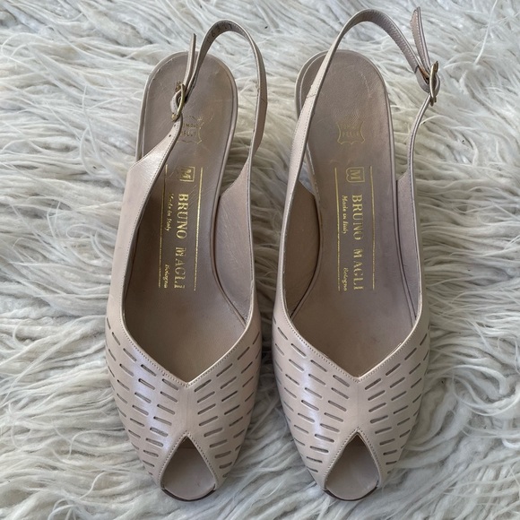 Bruno Magli Cream Slingback Leather Peep Toe Laser Cut Vintage Pumps NWOT Size 6 - Picture 3 of 11